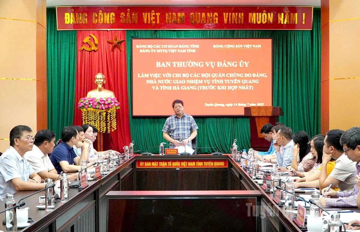Đồng chí Hà Trung Kiên, Ủy viên Ban Thường vụ Tỉnh ủy, Phó Chủ tịch Thường trực Ủy ban MTTQ Việt Nam tỉnh dự và chủ trì buổi làm việc.