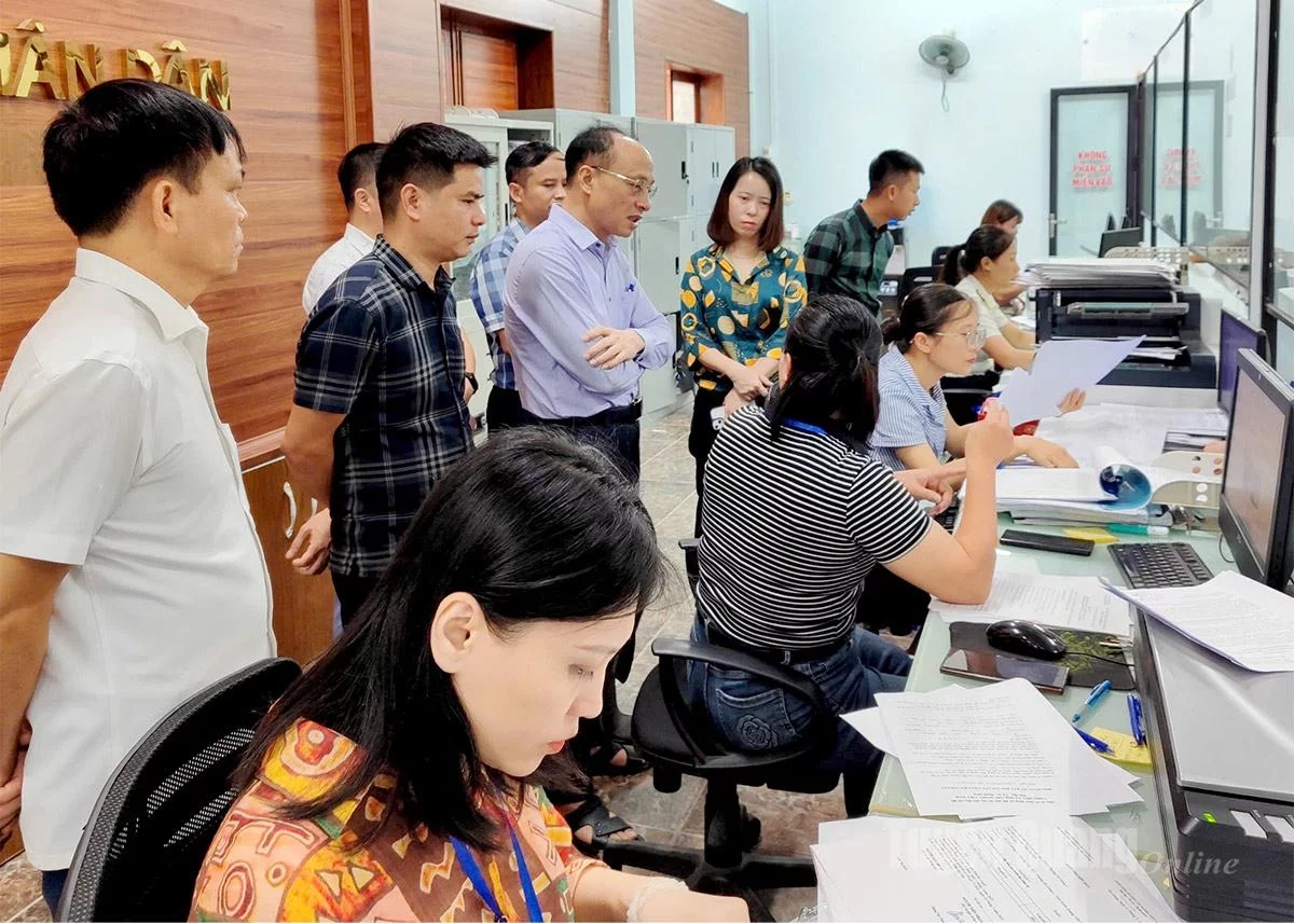 Lãnh đạo Sở Nông nghiệp và Môi trường kiểm tra công tác vận hành chính quyền địa phương 2 cấp và sử dụng phần mềm trợ lý ảo AI hỗ trợ công việc tại phường Hà Giang 1