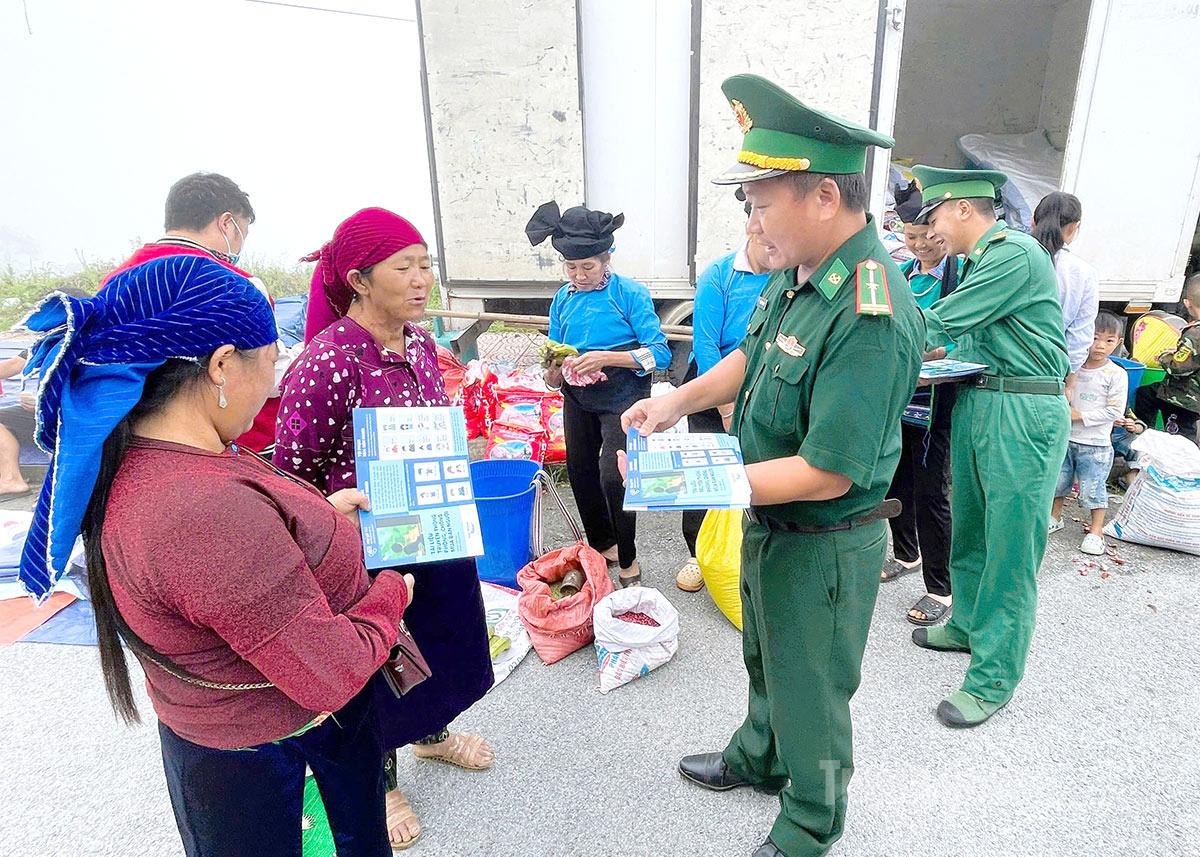 Cán bộ, chiến sỹ Đồn Biên phòng Nghĩa Thuận tuyên truyền phòng, chống mua, bán người tại chợ phiên biên mậu xã Nghĩa Thuận.