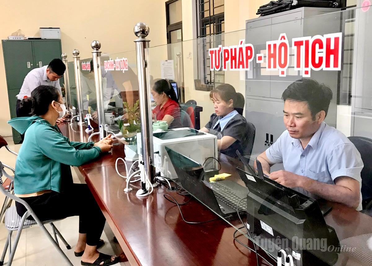 Người dân xã Trung Sơn đến làm thủ tục tại Trung tâm hành chính công của xã.