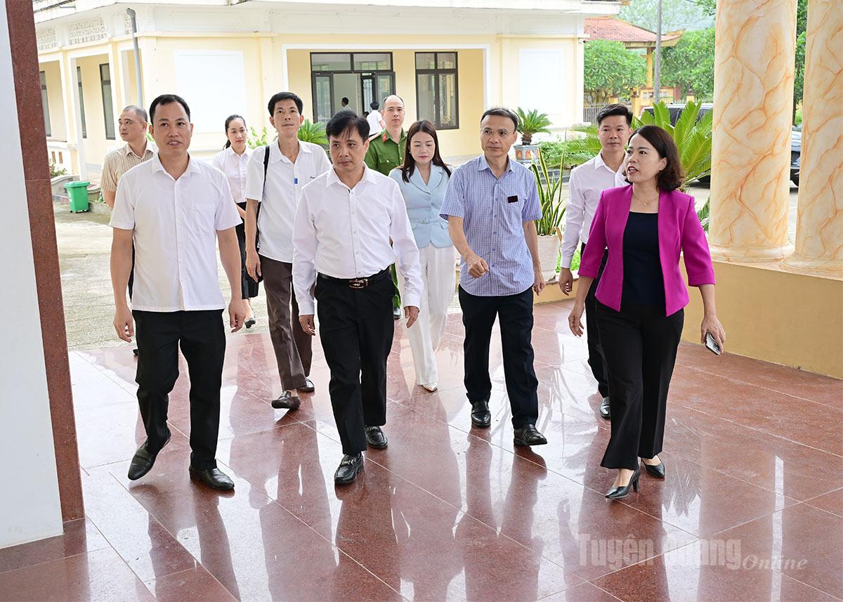 Tổ công tác số 12 kiểm tra hệ thống cơ sở vật chất của xã Tân Long. Ảnh: Quang Hòa