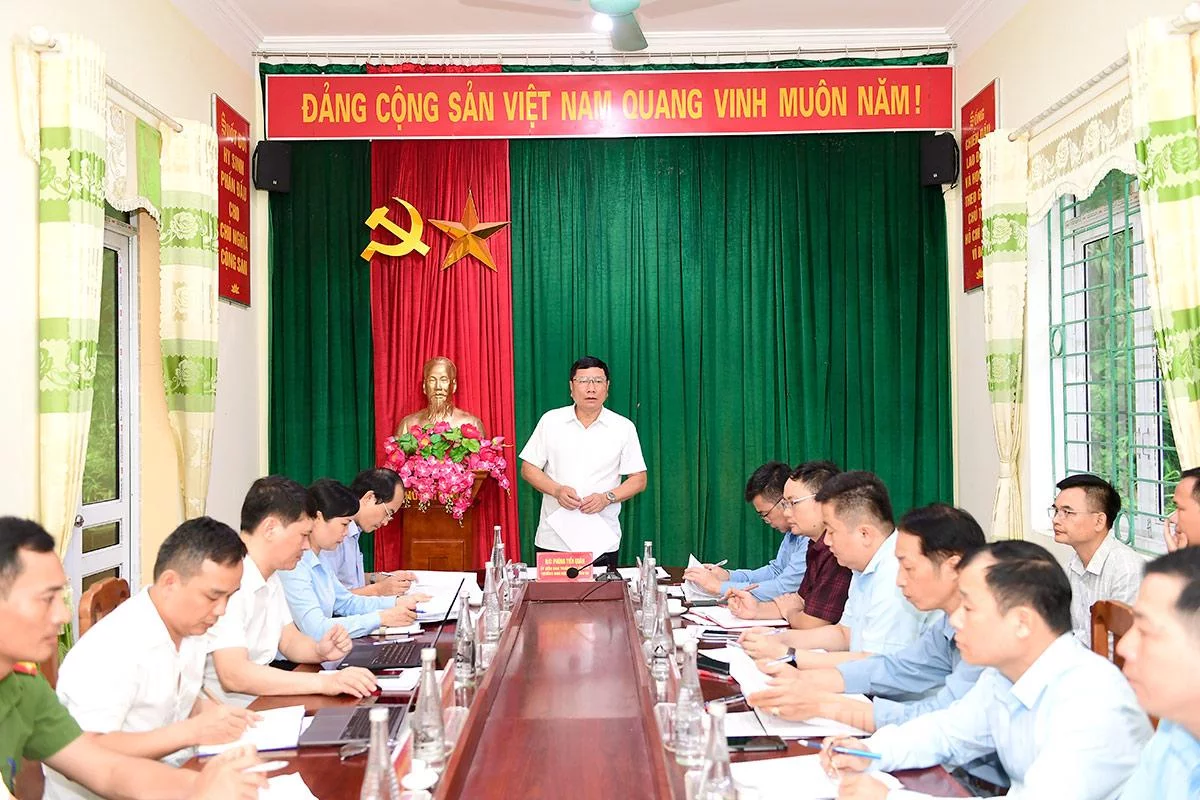Đồng chí Phùng Tiến Quân, Ủy viên Ban Thường vụ Tỉnh ủy, Trưởng ban Nội chính Tỉnh ủy, Trưởng đoàn công tác số 7 phát biểu tại buổi làm việc với xã Thượng Nông.