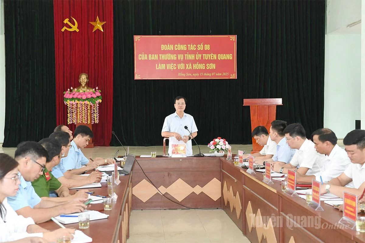 Đồng chí Hoàng Hải Trường, Bí thư Đảng ủy, Chủ tịch HĐND xã Hồng Sơn phát biểu tại buổi làm việc với đoàn công tác của Ban Thường vụ Tỉnh ủy. Ảnh: Huy Hoàng