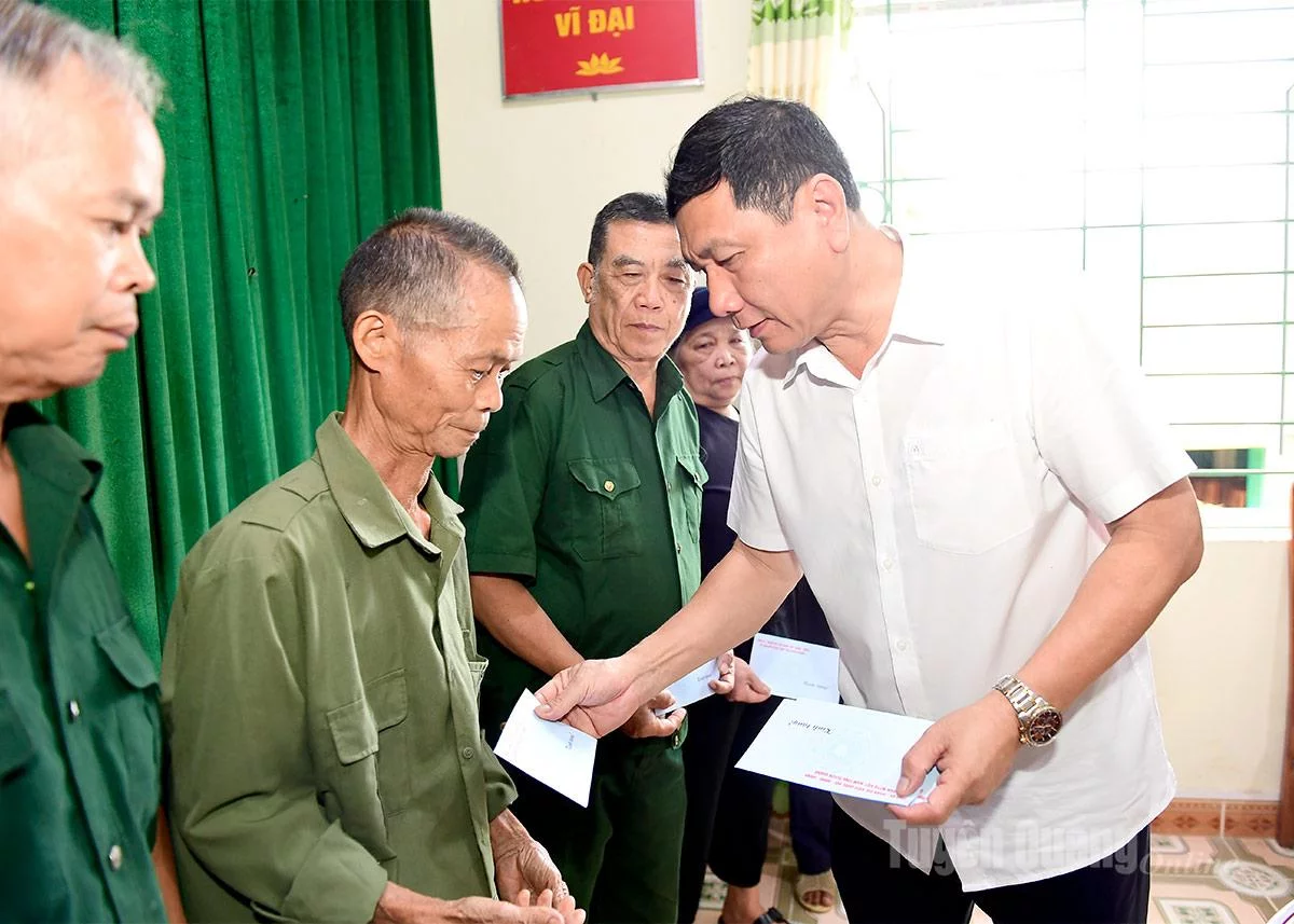 Đồng chí Phùng Tiến Quân, Ủy viên Ban Thường vụ Tỉnh ủy, Trưởng ban Nội chính Tỉnh ủy tặng quà cho các hộ gia đình chính sách, người có công trên địa bàn xã Thượng Nông.