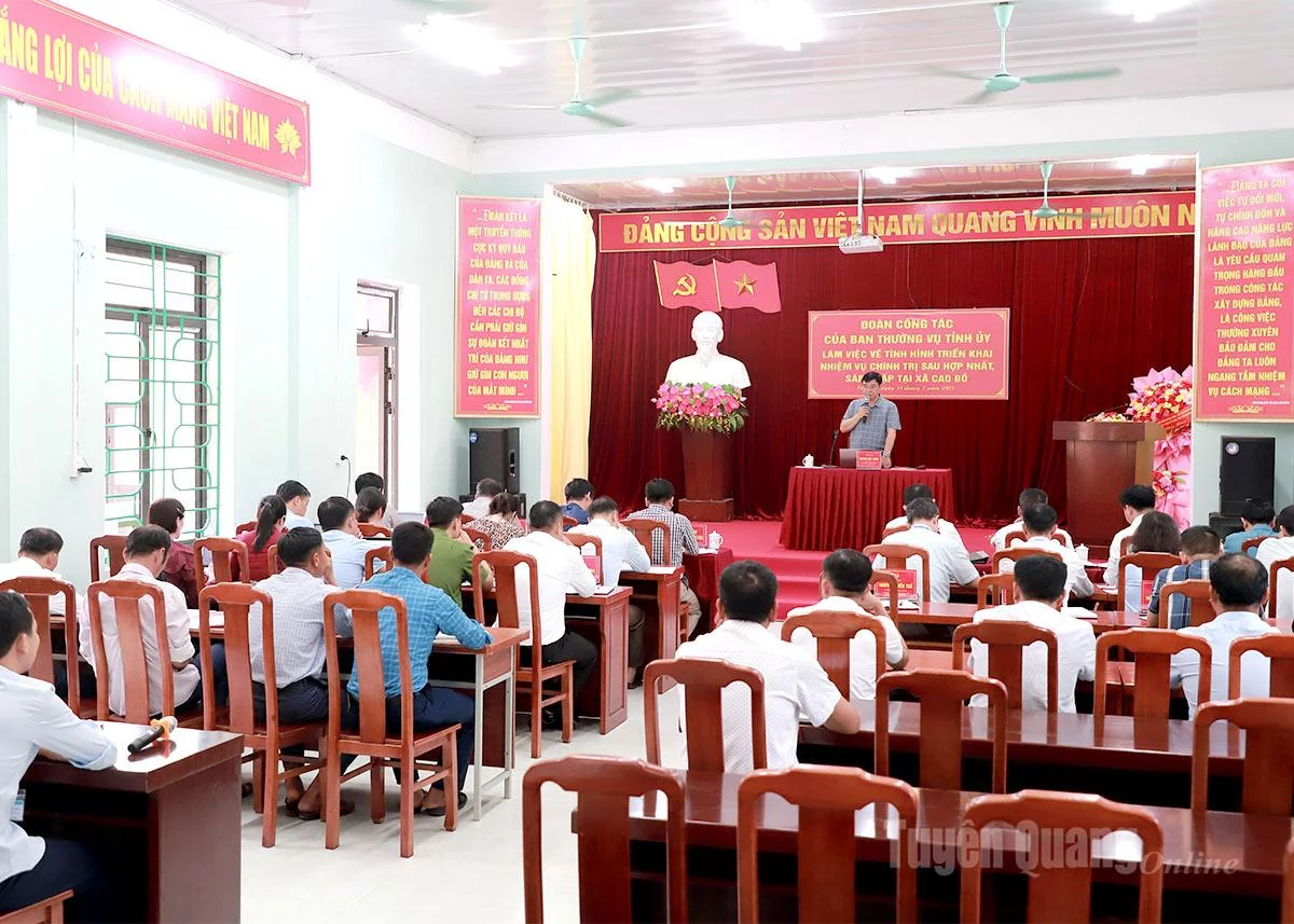 Toàn cảnh buổi làm việc của Phó Chủ tịch UBND tỉnh Hoàng Gia Long với Đảng ủy xã Cao Bồ. Ảnh: Phi Anh