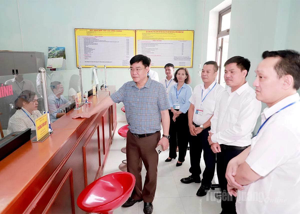 Phó Chủ tịch UBND tỉnh Hoàng Gia Long cùng Đoàn công tác khảo sát Trung tâm phục vụ hành chính công xã Cao Bồ. Ảnh: Phi Anh