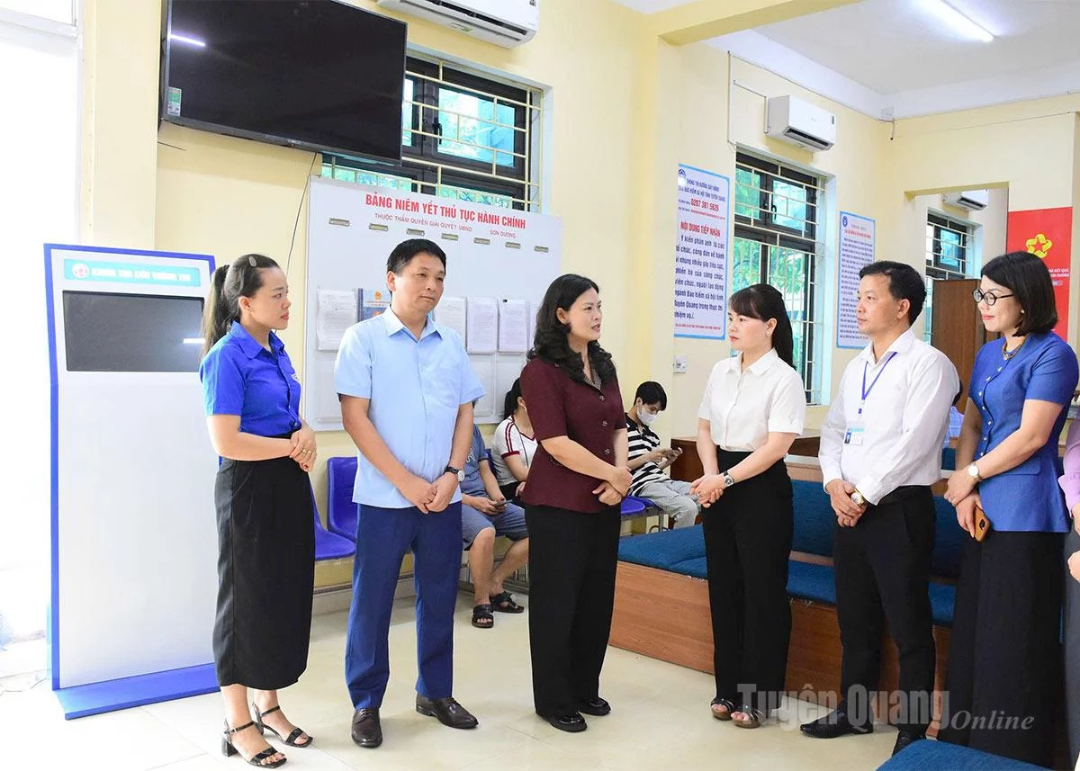 Đồng chí Vương Ngọc Hà, Uỷ viên Ban Thường vụ Tỉnh uỷ, Phó Chủ tịch UBND tỉnh kiểm tra khu vực vận hành Trung tâm phục vụ hành chính công. Ảnh: Minh Hoa