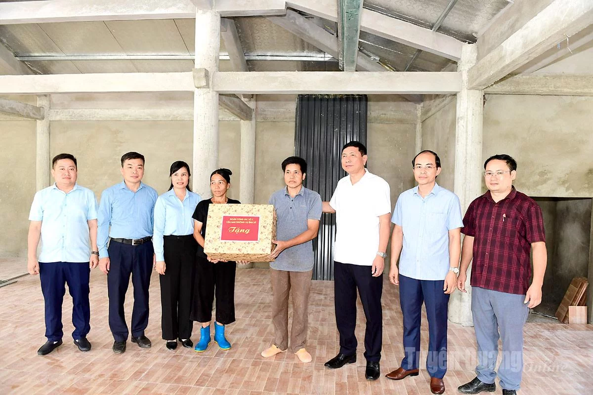 Đồng chí Phùng Tiến Quân, Ủy viên Ban Thường vụ Tỉnh ủy, Trưởng ban Nội chính Tỉnh ủy thăm, tặng quà cho các gia đình được hỗ trợ làm nhà trên địa bàn xã Thượng Nông. Ảnh: Quốc Việt