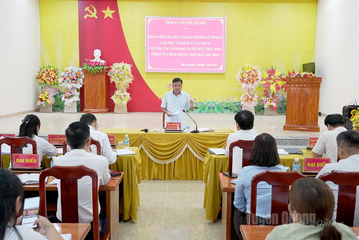 Đồng chí Phó Chủ tịch HĐND tỉnh Hầu Minh Lợi làm việc với Đảng ủy xã Tân An. Ảnh: Cao Huy