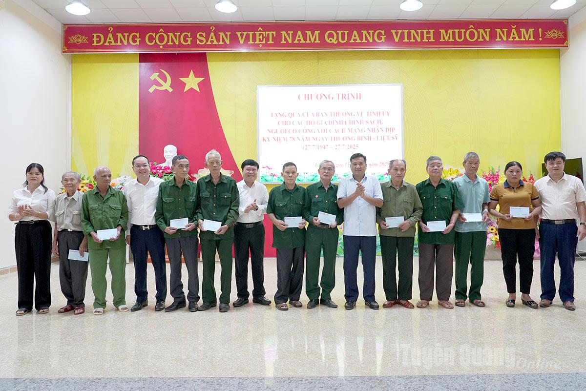 Đoàn công tác số 11 của Ban Thường vụ Tỉnh ủy Tuyên Quang tặng quà cho các thương binh và gia đình chính sách trên địa bàn xã Tân An.