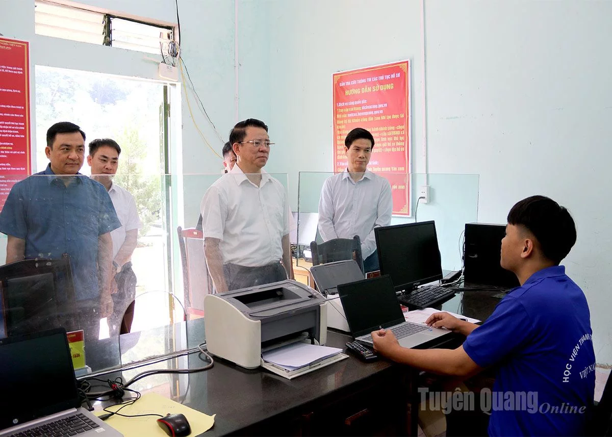 Đoàn công tác số 09 của Ban Thường vụ Tỉnh uỷ làm việc với Đảng uỷ xã Quảng Nguyên. Ảnh: Hoàng Ngọc