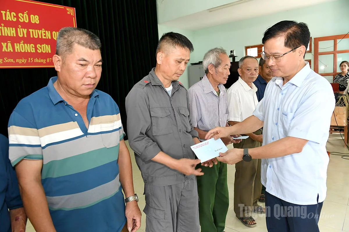 Đồng chí Trần Quang Minh, Ủy viên Ban Thường vụ Tỉnh ủy, Chủ nhiệm Ủy ban Kiểm tra Tỉnh ủy trao quà cho người có công với cách mạng trên địa bàn xã Hồng Sơn. Ảnh: Huy Hoàng