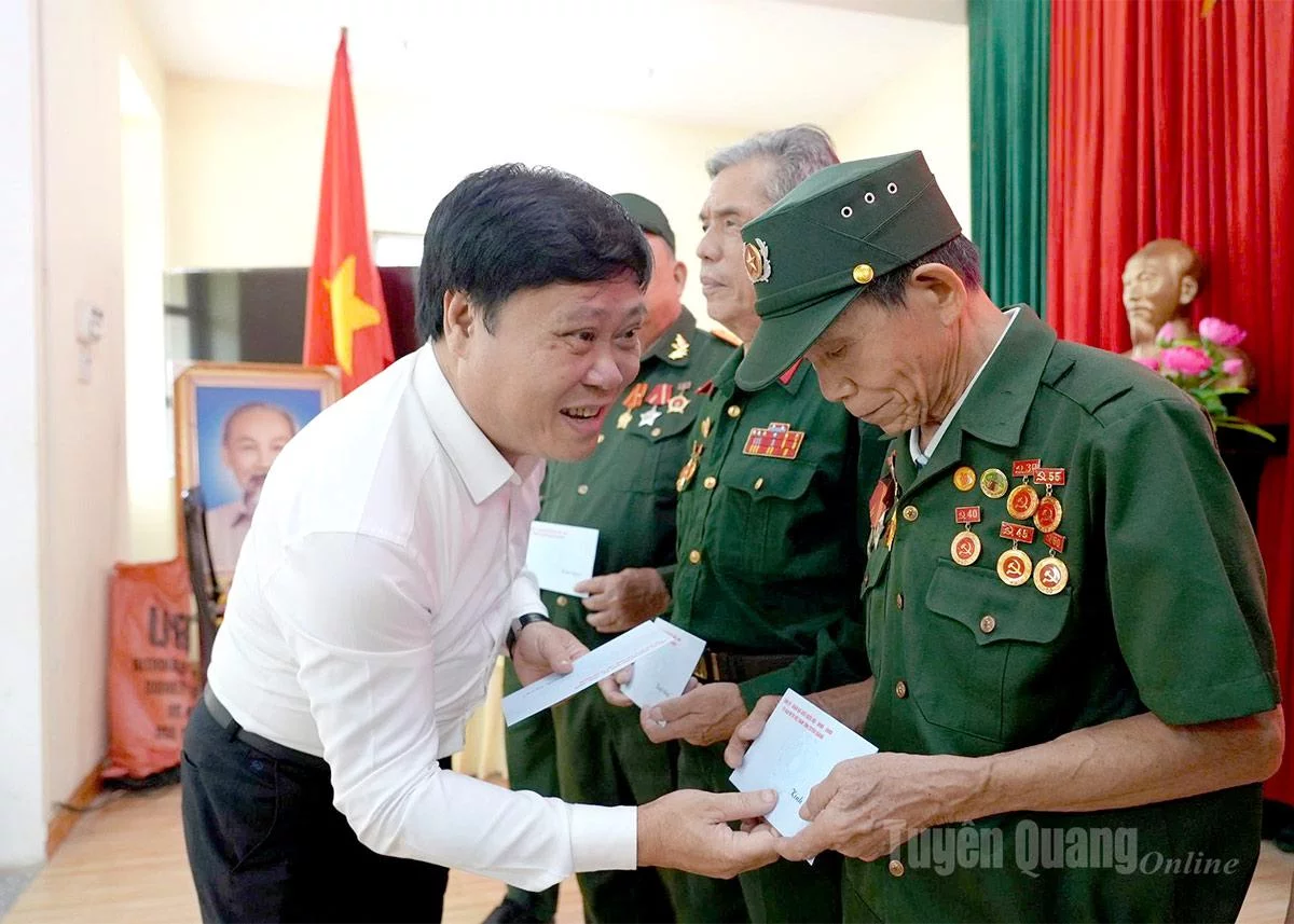 Đồng chí Mai Đức Thông, Tổng Biên tập Báo và phát thanh, truyền hình Tuyên Quang tặng quà cho cựu chiến binh, gia đình chính sách xã Trung Hà. Ảnh; Cao Huy