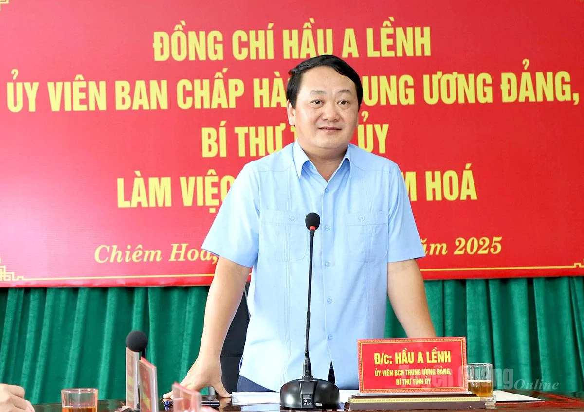 Secretary of the Provincial Party Committee Hau A Lenh speaks at the working session.