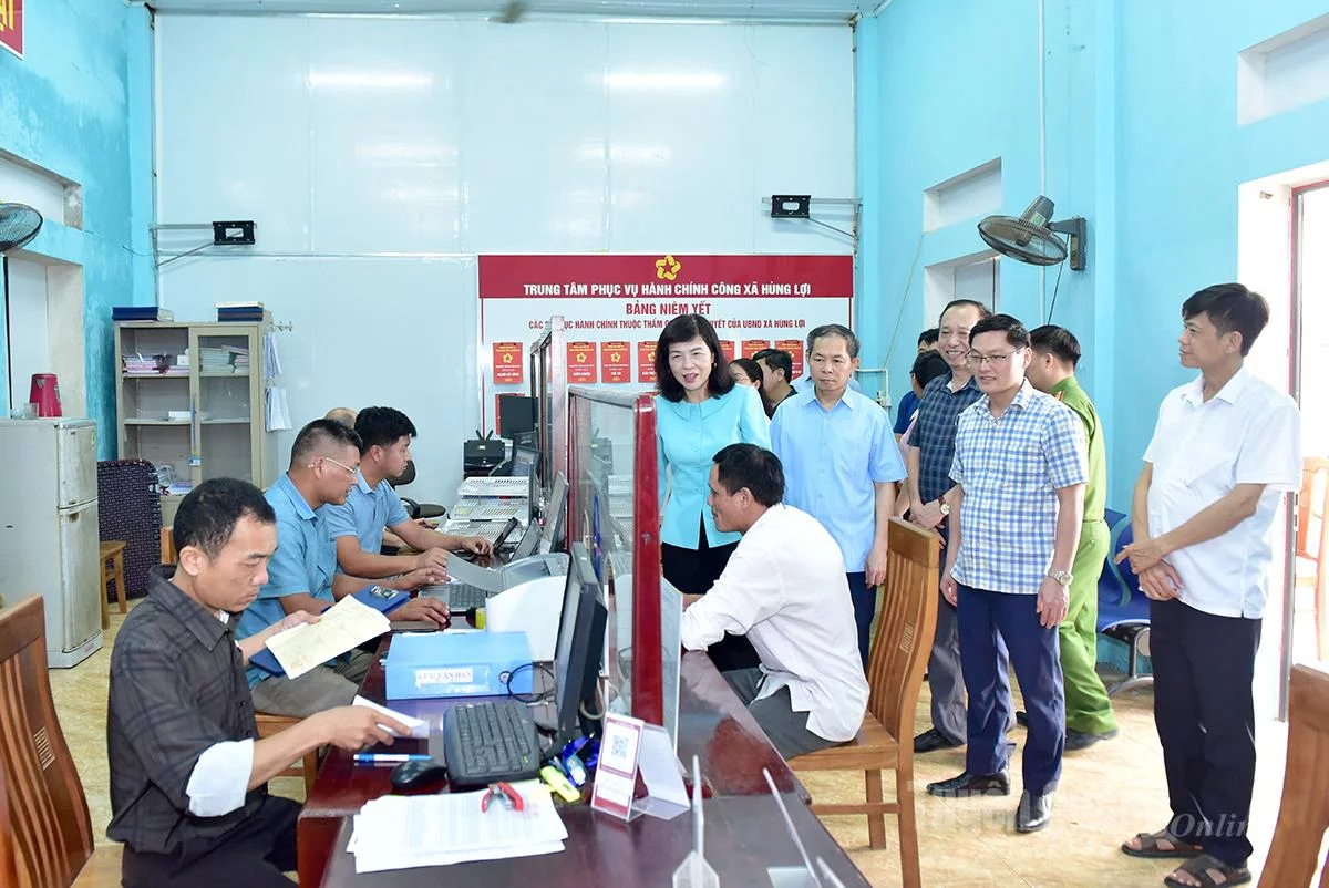 Đoàn công tác số 10 của Ban Thường vụ Tỉnh ủy do đồng chí Phó Chủ tịch HĐND tỉnh Phạm Thị Minh Xuân làm Trưởng đoàn đã kiểm tra hoạt động của Trung tâm Phục vụ hành chính công xã Hùng Lợi. Ảnh: Lý Thịnh