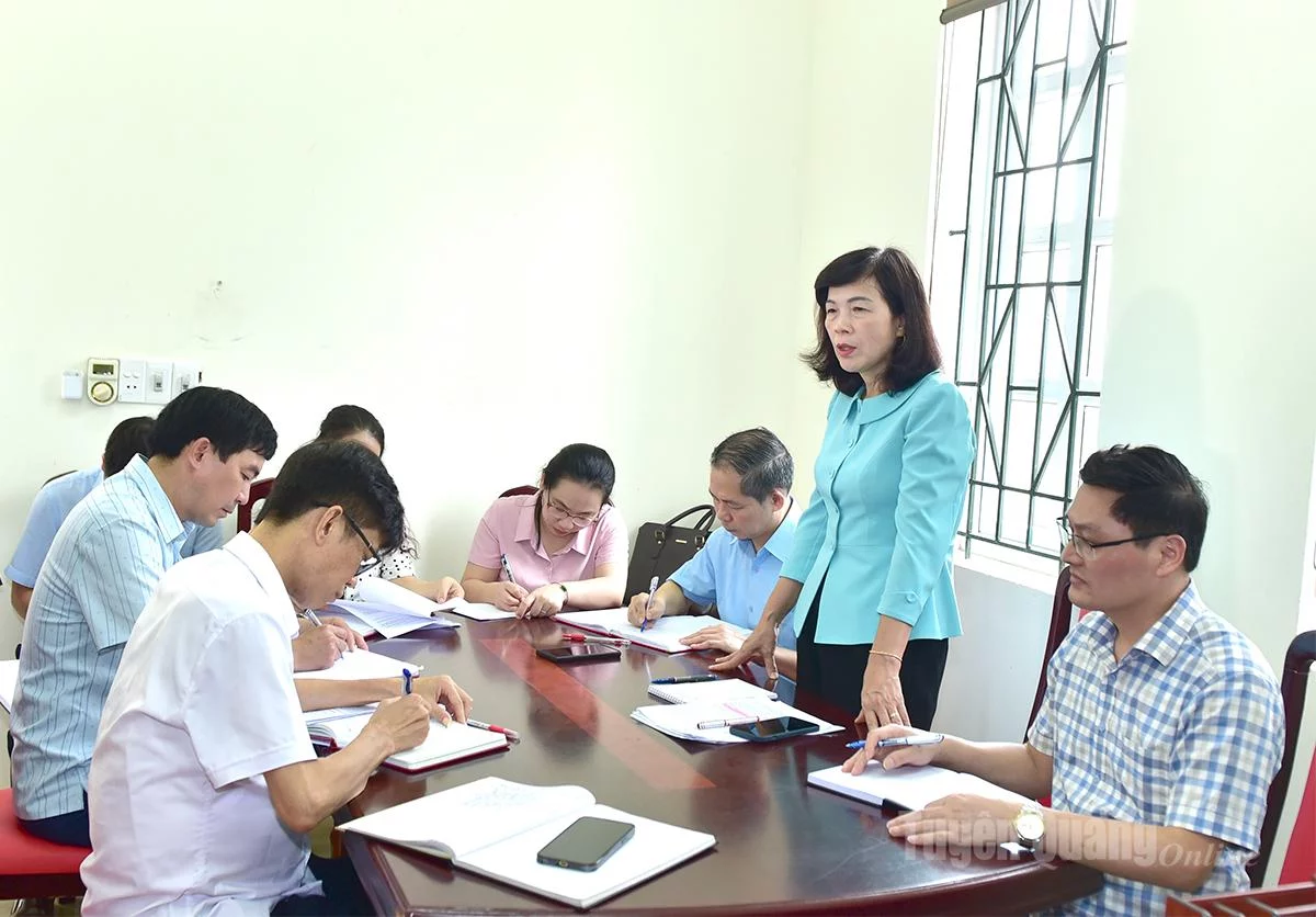 Đồng chí Phó Chủ tịch HĐND tỉnh Phạm Thị Minh Xuân phát biểu tại buổi làm việc với xã Hùng Lợi. Ảnh: Lý Thịnh