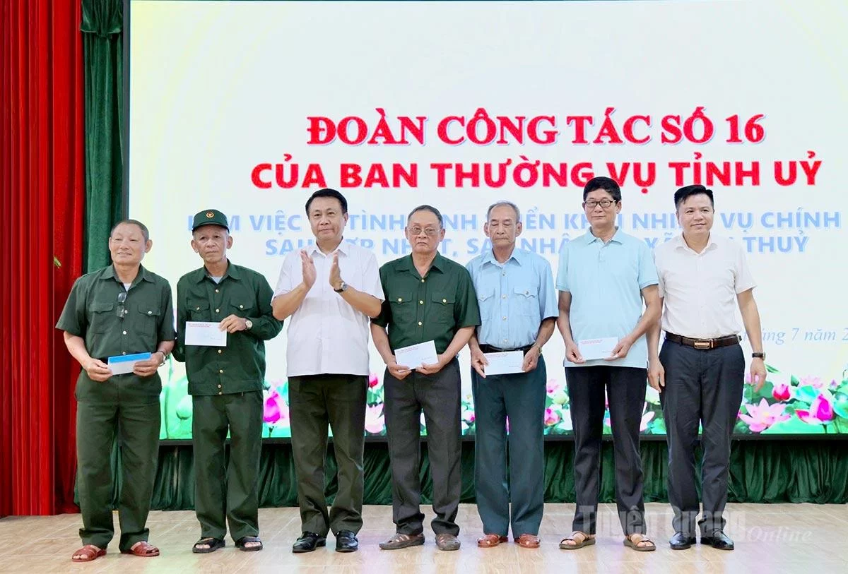 Đoàn công tác số 16 của Ban Thường vụ Tỉnh ủy tặng quà cho các thương binh và gia đình chính sách trên địa bàn xã Sơn Thủy. Ảnh: Thúy Nga
