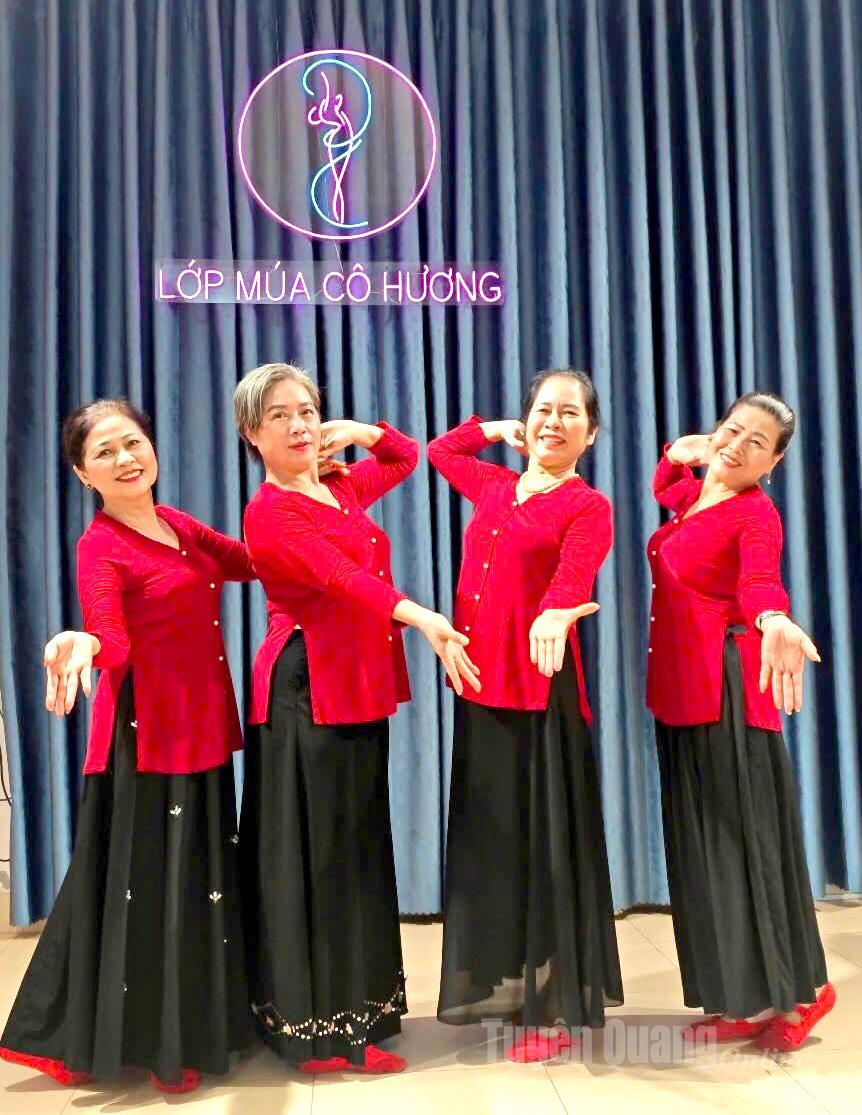 Học viên lớp học múa dân gian của Nghệ sỹ Ưu tú Thanh Hương.