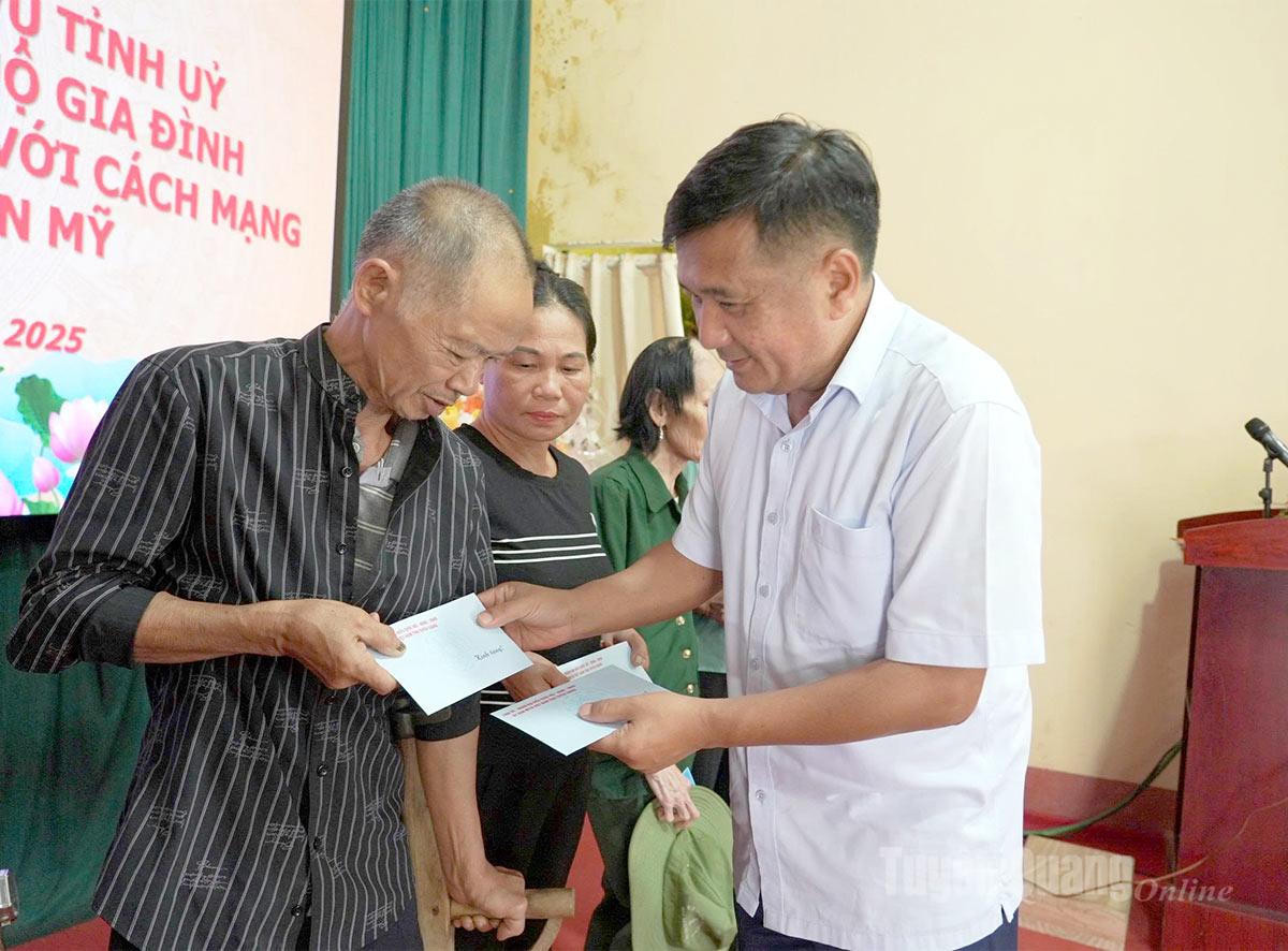 Đồng chí Hầu Minh Lợi tặng quà cựu chiến binh, gia đình chính sách xã Tân Mỹ. Ảnh: Cao Huy