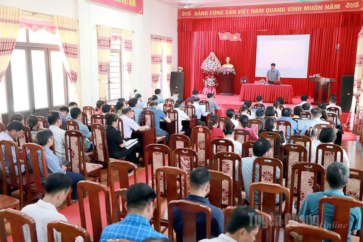 Toàn cảnh buổi làm việc của Phó Chủ tịch UBND tỉnh Hoàng Gia Long với Đảng ủy xã Phú Linh.