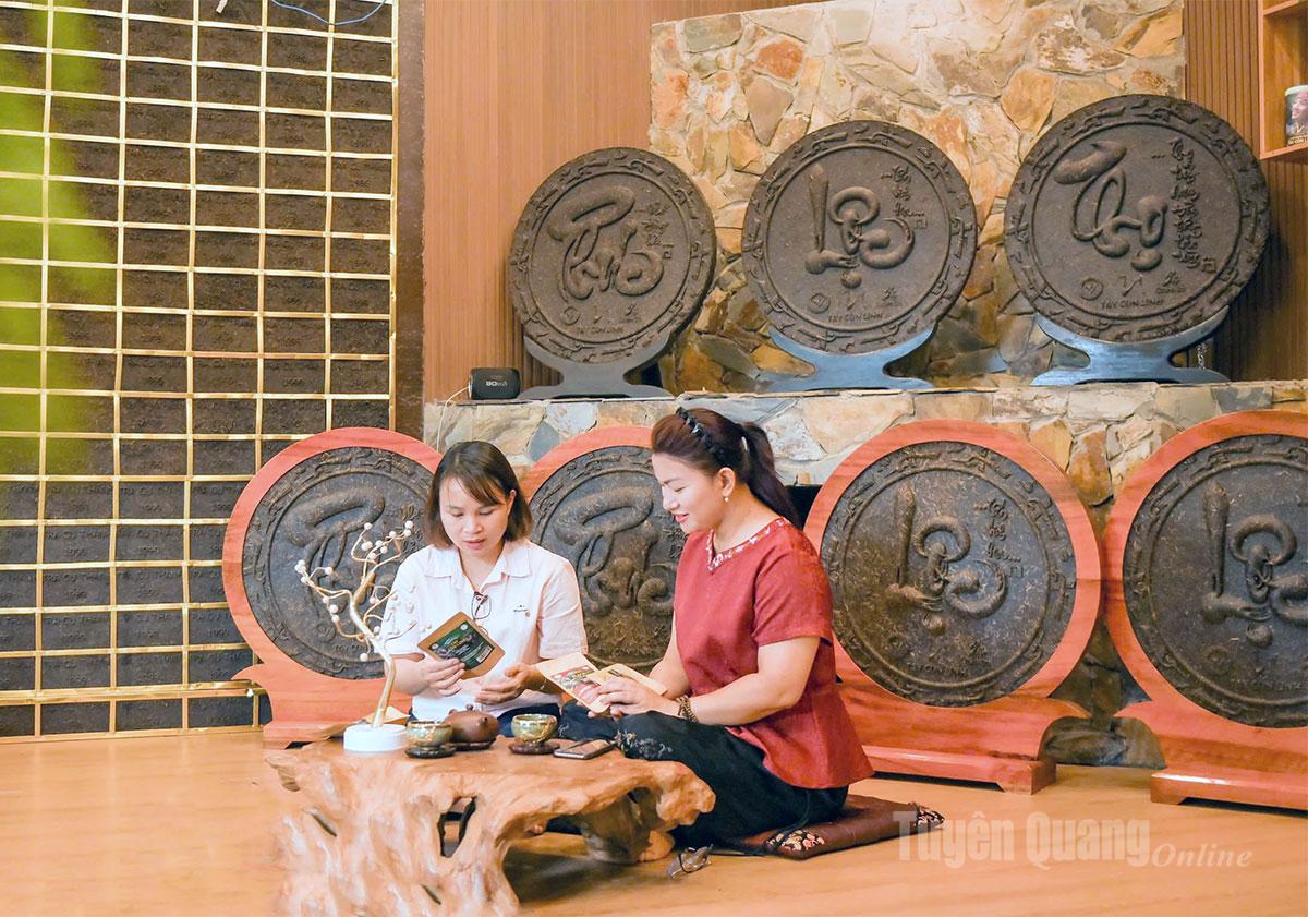 Chị Phạm Thị Minh Hải, Phó Giám đốc Công ty TNHH Thành Sơn (bên phải) giới thiệu các dòng trà cao cấp đang hợp tác chuẩn bị xuất khẩu sang Mỹ.