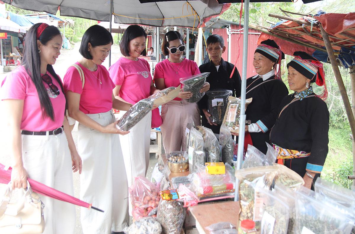 Nông sản của người dân thôn Nặm Ngặt được du khách.
.
