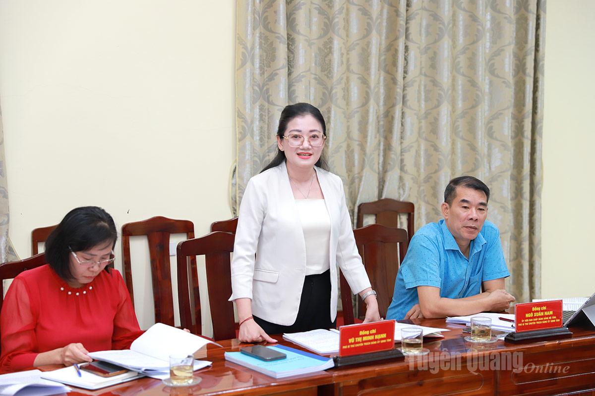 Đồng chí Vũ Thị Minh Hạnh, Phó Bí thư chuyên trách Đảng ủy UBND tỉnh góp ý vào văn kiện Đại hội Đảng bộ Thuế tỉnh.