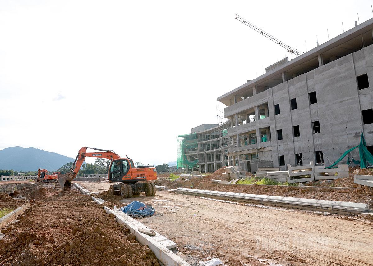 Tích cực thi công, không để gián đoạn tiến độ do ảnh hưởng mưa lũ trên công trình xây dựng Bệnh viện Đa khoa tỉnh mới.