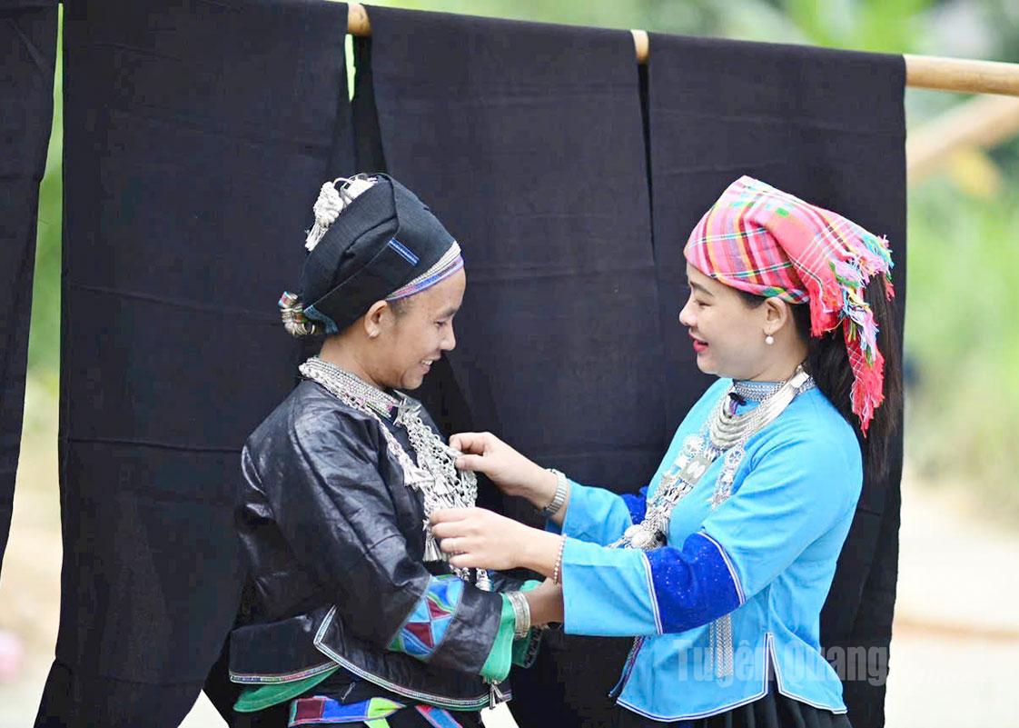 Nung U women often wear traditional black costumes combined with silver jewelry during Tet and other festivals.