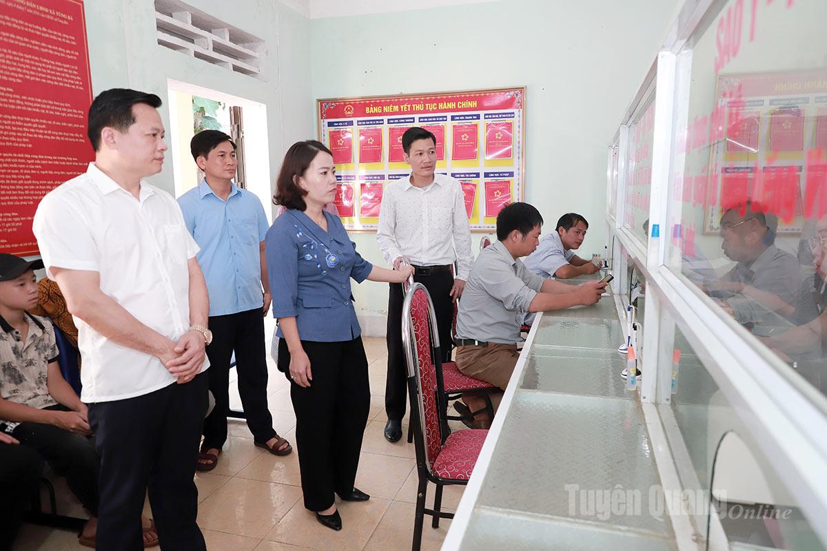 Trưởng đoàn Đại biểu Quốc hội chuyên trách tỉnh Tuyên Quang Lý Thị Lan cùng đoàn công tác khảo sát Trung tâm phục vụ hành chính công xã Tùng Bá.