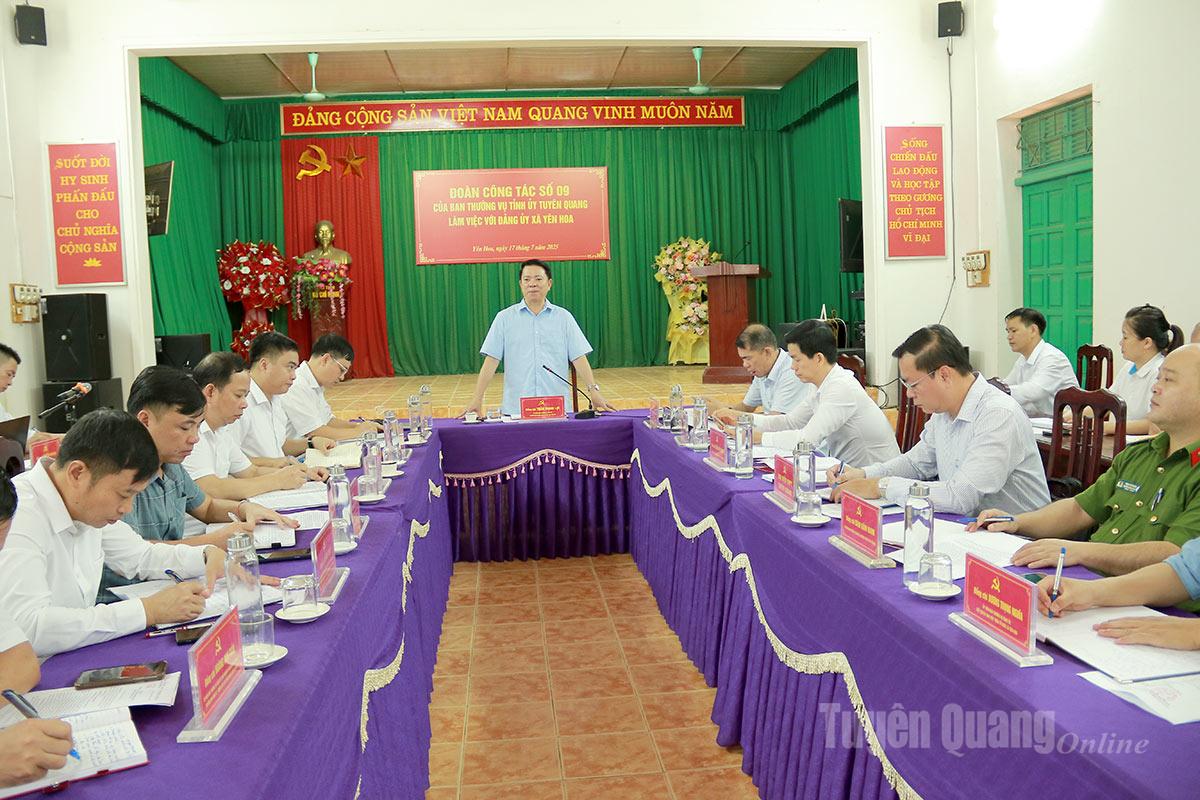 Trưởng ban Tuyên giáo và Dân vận Tỉnh ủy Trần Mạnh Lợi phát biểu chỉ đạo tại buổi làm việc với Đảng uỷ xã Yên Hoa.