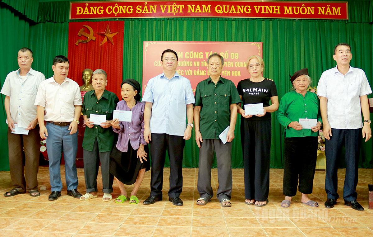 Đồng chí Trần Mạnh Lợi, Uỷ viên Ban Thường vụ Tỉnh uỷ, Trưởng ban Tuyên giáo và Dân vận Tỉnh uỷ trao quà cho các gia đình chính sách, người có công của xã Yên Hoa.