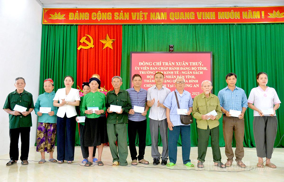 Đại diện Đoàn công tác số 10, đồng chí Trần Xuân Thủy, Ủy viên Ban Chấp hành Đảng bộ tỉnh, Trưởng ban Kinh tế - Ngân sách Hội đồng nhân dân tỉnh trao quà cho các cựu chiến binh và người có công xã Hùng An. Ảnh: Nguyễn Lan