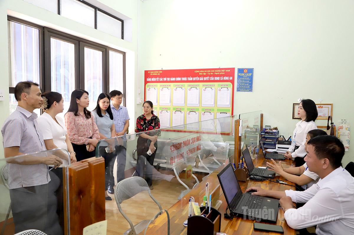 Đoàn công tác số 10 kiểm tra Trung tâm phục vụ hành chính công xã Hùng An.