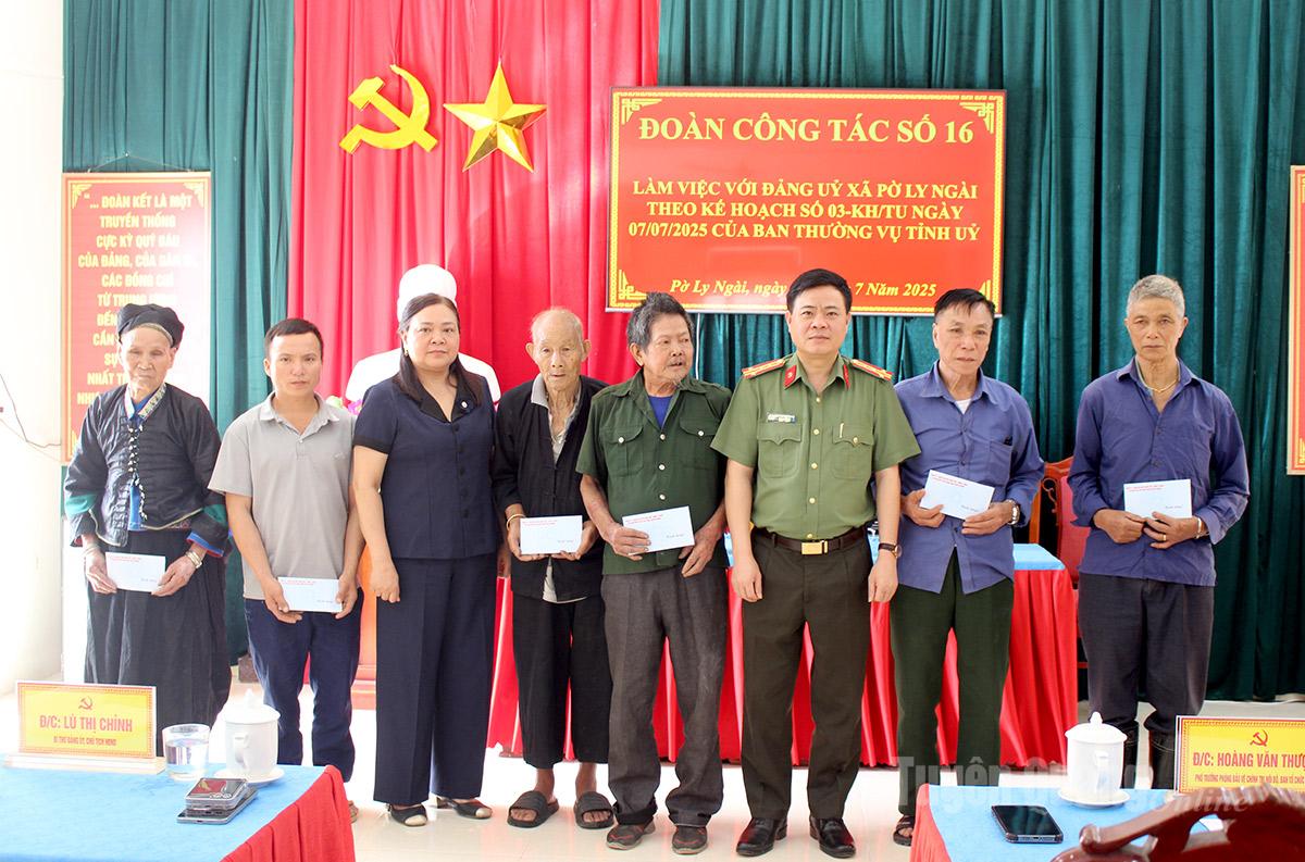 Đại tá Chu Quang Trung, Phó giám đốc Công an tỉnh trao quà của tỉnh cho các gia đình chính sách, người có công của xã Pờ Ly Ngài. Ảnh: Nguyễn Yếm