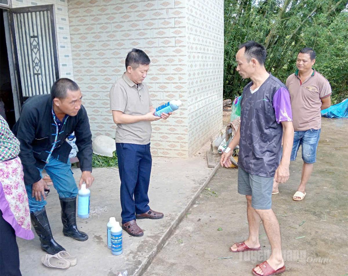Cán bộ Trạm Chăn nuôi, Thú y và Thủy sản khu vực VIII hướng dẫn người dân sử dụng thuốc khử khuẩn.