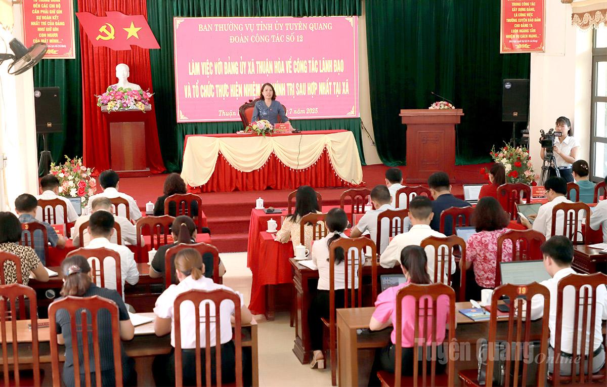 Toàn cảnh buổi làm việc của đồng chí Lý Thị Lan, Trưởng đoàn đại biểu Quốc hội chuyên trách tỉnh Tuyên Quang với Đảng ủy xã Thuận Hòa. Ảnh: Phi Anh