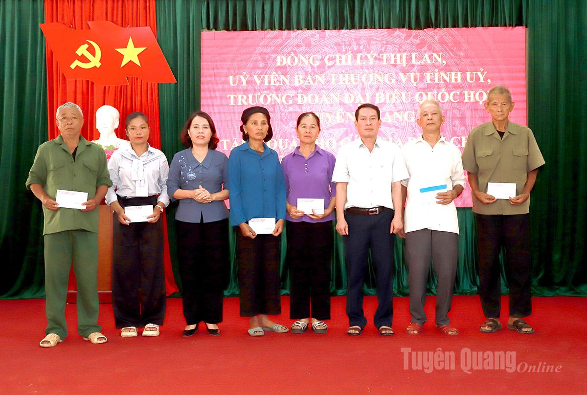 Trưởng đoàn đại biểu Quốc hội chuyên trách tỉnh Tuyên Quang Lý Thị Lan cùng Đoàn công tác số 12 trao tặng 6 phần quà cho các gia đình chính sách tại xã Thuận Hoà. Ảnh: Phi Anh