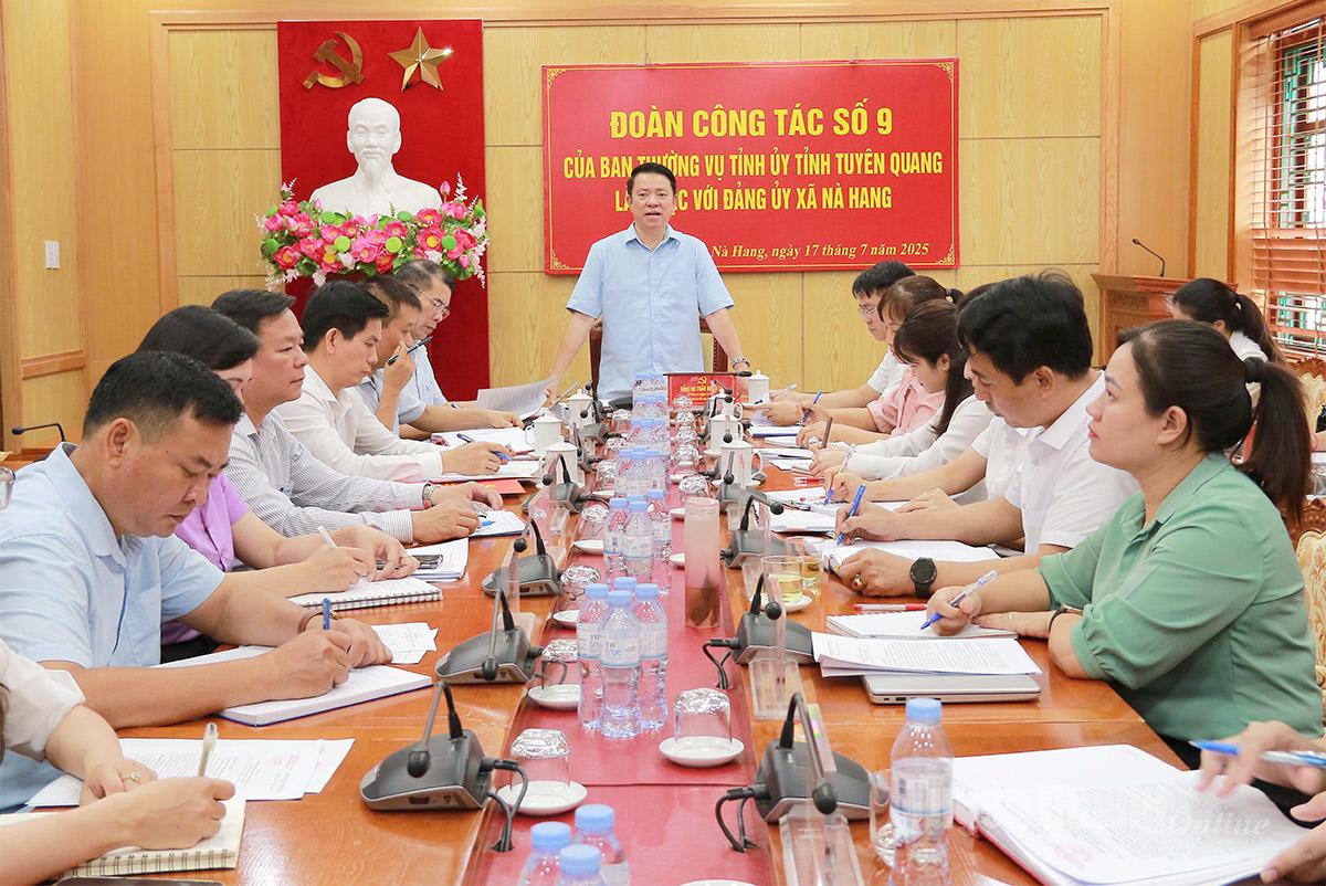 Đồng chí Trần Mạnh Lợi, Uỷ viên Ban Thường vụ Tỉnh uỷ, Trưởng ban Tuyên giáo và Dân vận Tỉnh uỷ phát biểu chỉ đạo tại buổi làm việc với Đảng uỷ xã Nà Hang. Ảnh: Kim Ngọc