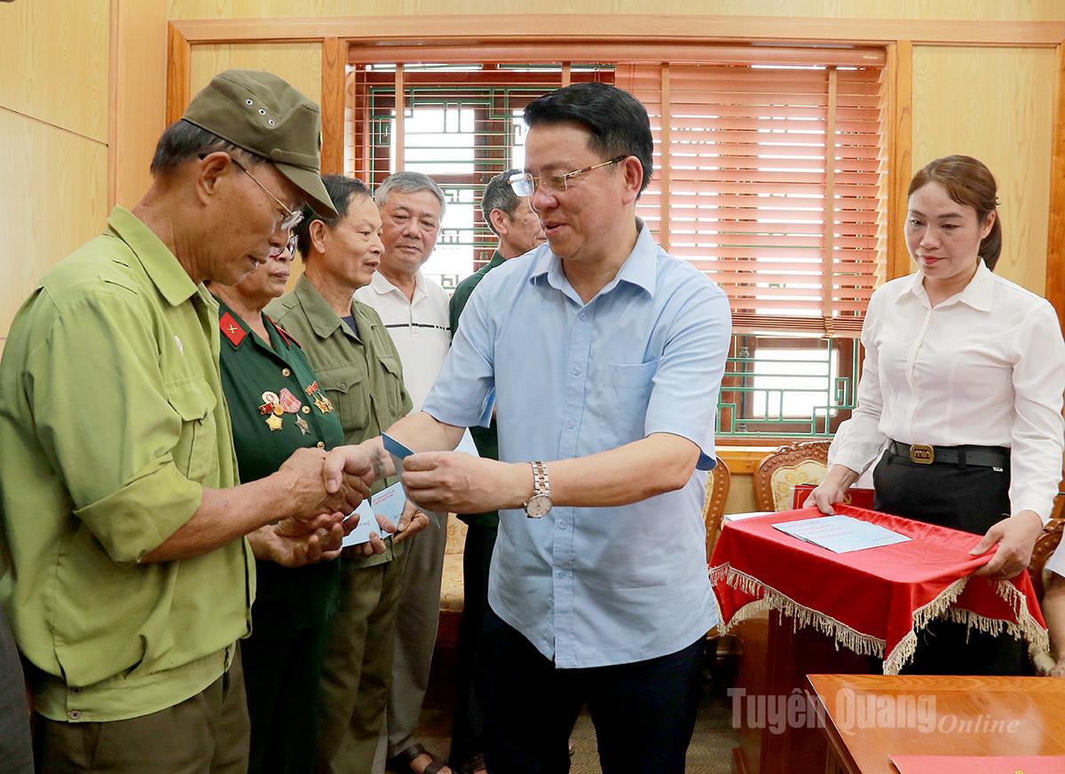 Trưởng ban Tuyên giáo và Dân vận Tỉnh uỷ tặng quà cho gia đình chính sách, người có công xã Nà Hang. Ảnh: Hoàng Ngọc