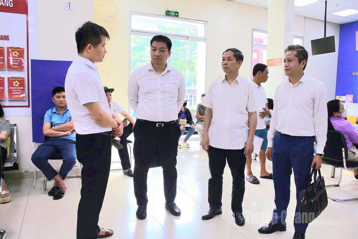  Đoàn công tác kiểm tra việc vận hành các thủ tục hành chính công tại Trung tâm phục vụ hành chính công tỉnh Tuyên Quang.