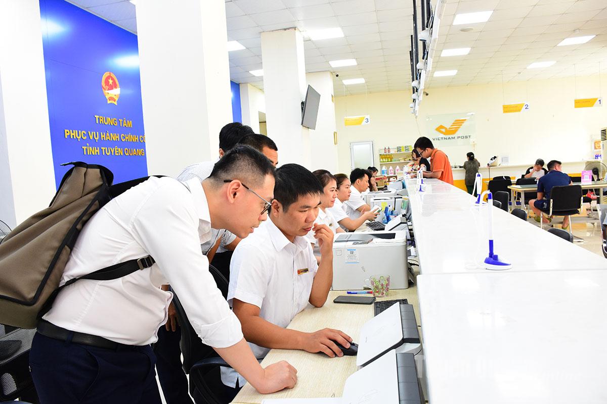 Cán bộ Cục Chuyển đổi số quốc gia kiểm tra việc vận hành của cán bộ tại Trung tâm phục vụ hành chính công tỉnh Tuyên Quang.
