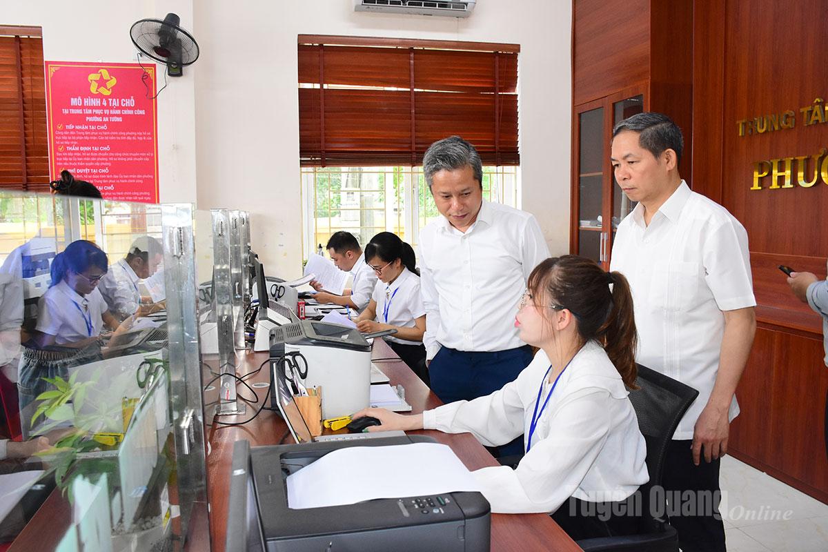 Đoàn kiểm tra kiểm tra việc vận hành Trung tâm phục vụ hành chính công tại Phường An Tường.