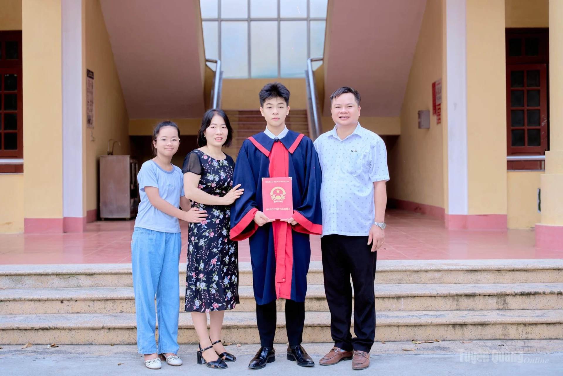 Gia đình luôn là điểm tựa vững chắc để em Ma Vũ Duy nỗ lực vươn lên.