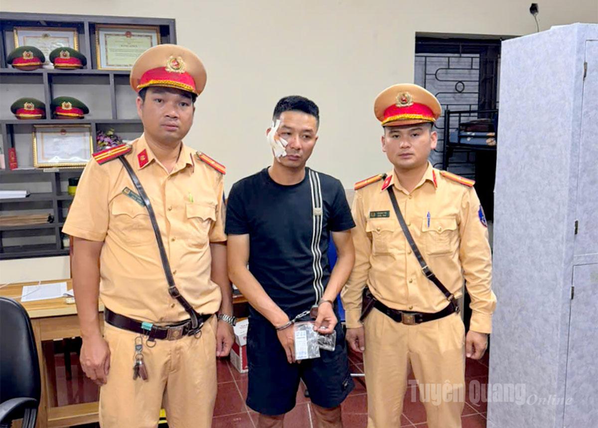 Đối tượng Nguyễn Hoài Nam (người ở giữa) và tang vật liên quan.