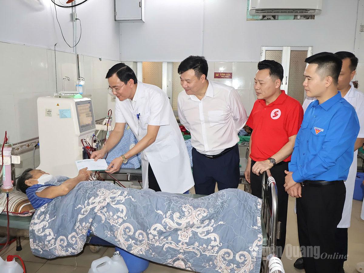 Các đại biểu tặng quà cho bệnh nhân chạy thận nhân tạo tại Bệnh viện Đa khoa tỉnh Tuyên Quang.