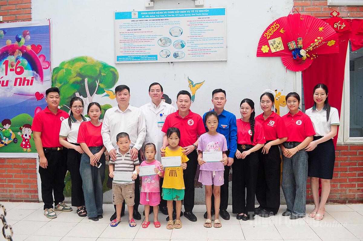 Các đại biểu tặng quà cho bệnh nhi bị tan máu bẩm sinh tại Bệnh viện Đa khoa tỉnh Tuyên Quang.