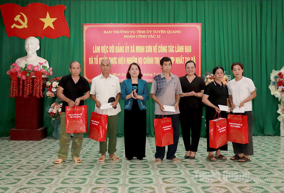 Trưởng đoàn đại biểu Quốc hội chuyên trách tỉnh Tuyên Quang Lý Thị Lan cùng Đoàn công tác số 12 trao tặng quà cho các gia đình chính sách tại xã Minh Sơn.