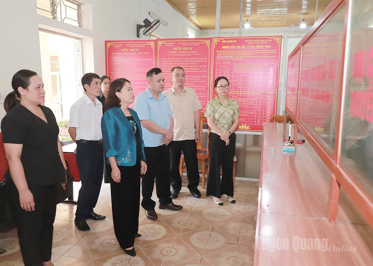 Trưởng đoàn đại biểu Quốc hội chuyên trách Lý Thị Lan cùng Đoàn công tác số 12 khảo sát Trung tâm phục vụ hành chính công xã Minh Sơn. Ảnh: Phi Anh