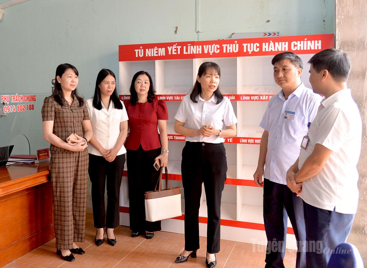 Đồng chí Khánh Thị Xuyến, Ủy viên Ban Chấp tra tỉnh, Phó trưởng Đoàn công tác số 10 kiểm tra Trung tâm phục vụ hành chính công xã Liên Hiệp. Ảnh: Mộc Lan